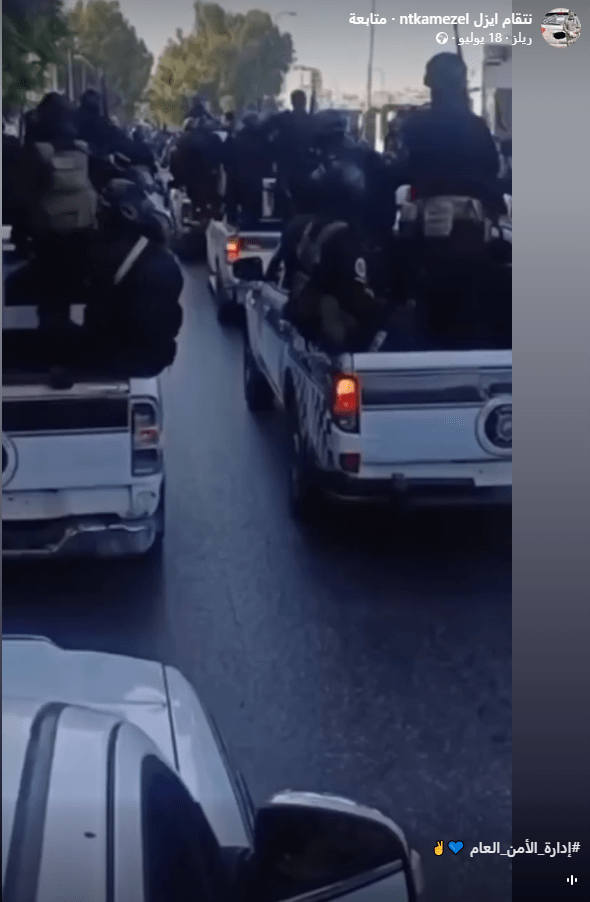 حملة طائفية وتهجير العلويين.. كيف ضخمت فيديوهات مضللة أزمة منازل المعضمية والسومرية بدمشق؟ 3 لقطة شاشة من فيديو يوثق رتلا تابعا لإدارة الأمن العام في سوريا (فيسبوك)