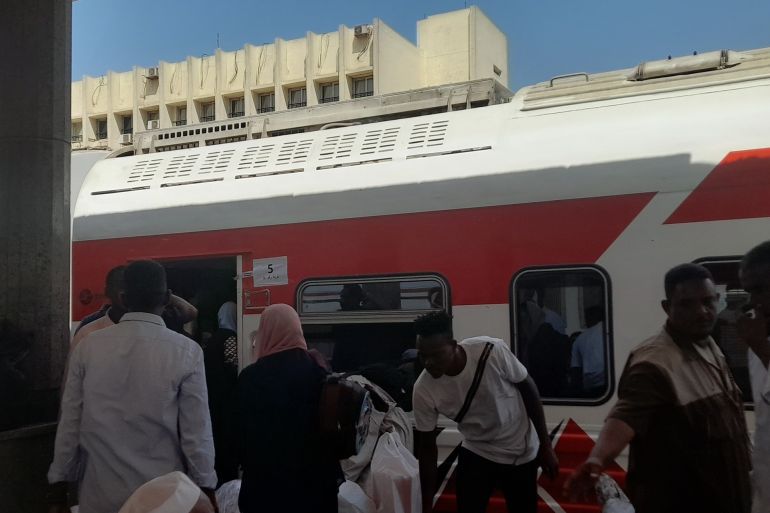 قطار العودة يختزل حكايات الألم والأمل لسودانيين على رصيف القاهرة 1 ازدحام عند باب العربة، تختلط فيه لهفة العودة مع خوف المجهول.