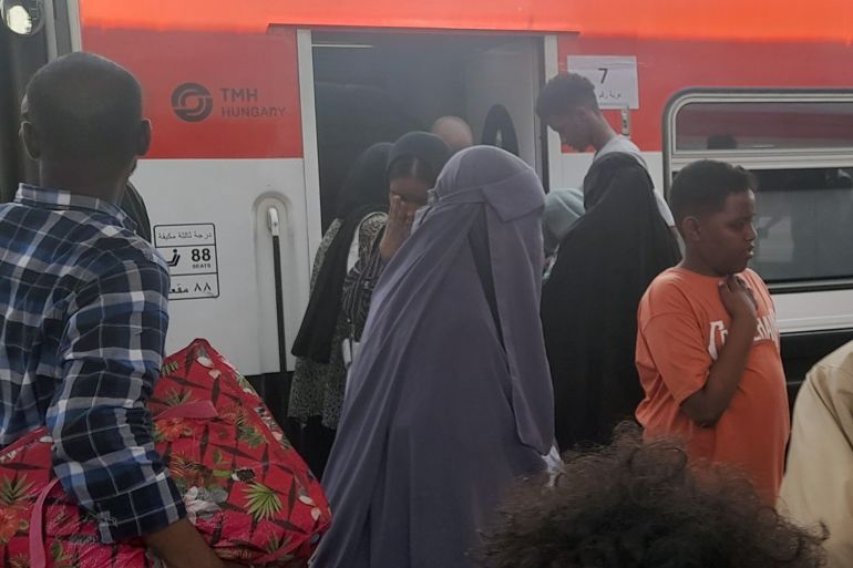 قطار العودة يختزل حكايات الألم والأمل لسودانيين على رصيف القاهرة 3 بكاء على رصيف الرحيل من القاهرة، دموع ألم الفراق لمصر وأمل العناق للسودان.