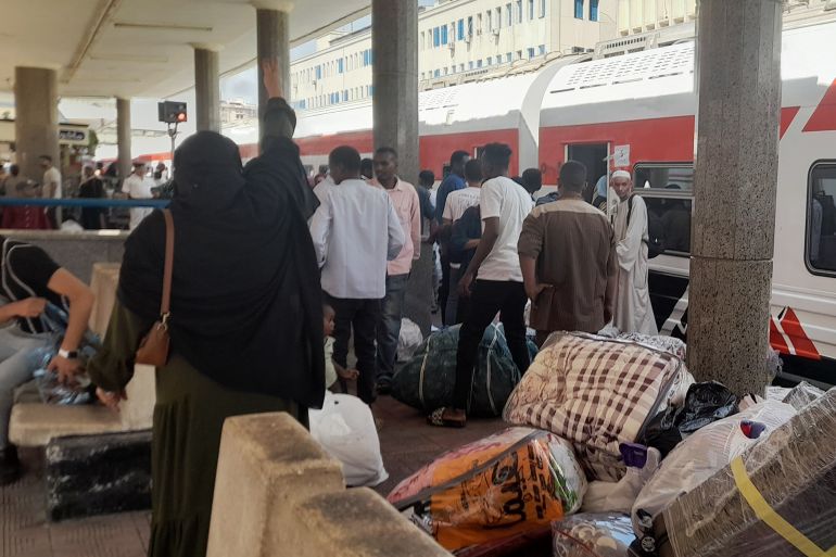 قطار العودة يختزل حكايات الألم والأمل لسودانيين على رصيف القاهرة 2 جلوسهم على الرصيف يحاكي وطنًا مؤقتًا، يرحل معهم حيثما رحلوا.