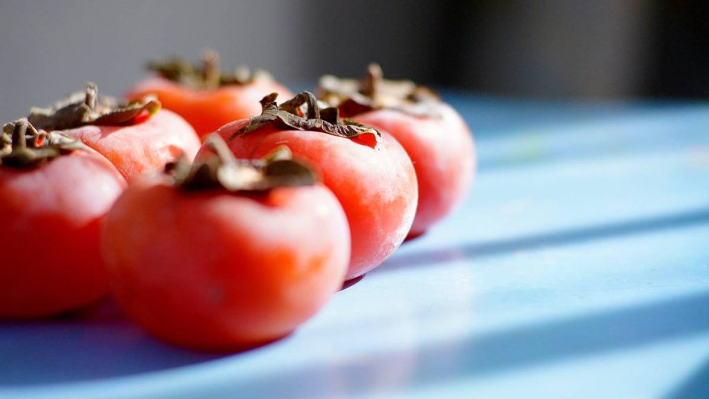 غنية بفيتامين سي والكاروتين.. فوائد صحية عديدة لفاكهة الكاكا 1765637046 image