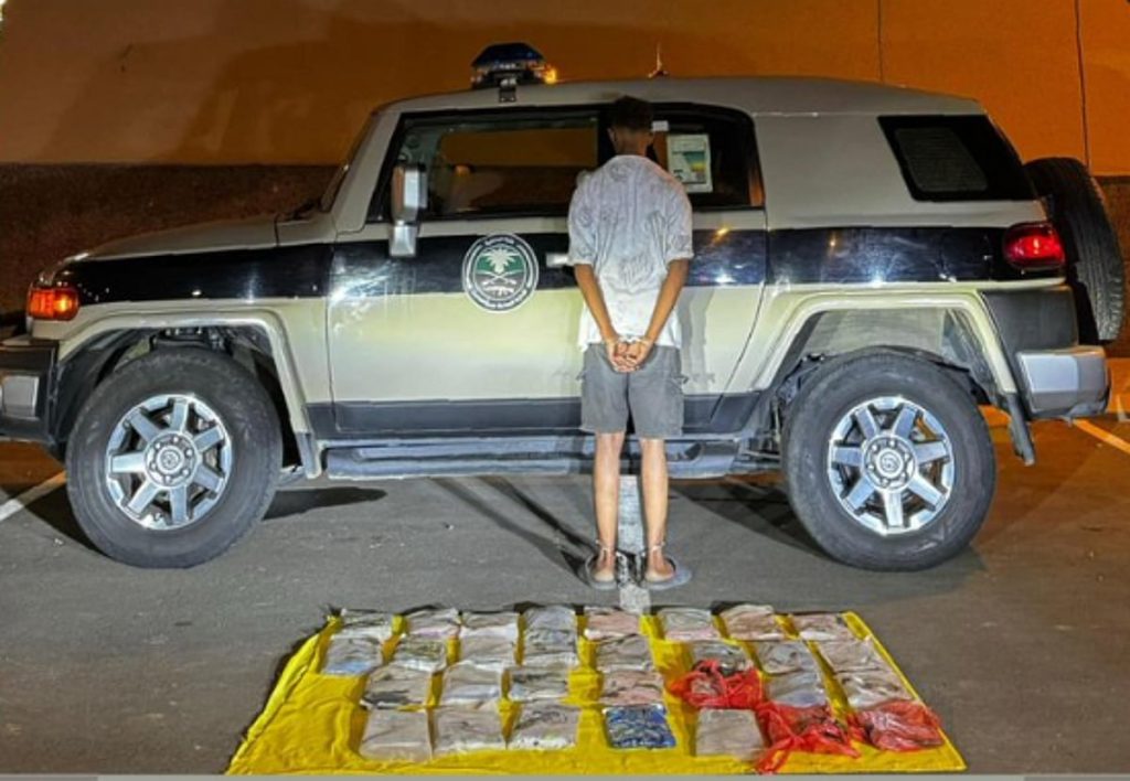 القبض على مقيم لترويجه 33 كيلوجرامًا من الحشيش في جازان ajel2F2025 12 112Fcpj0rvfp2FD981D981D981