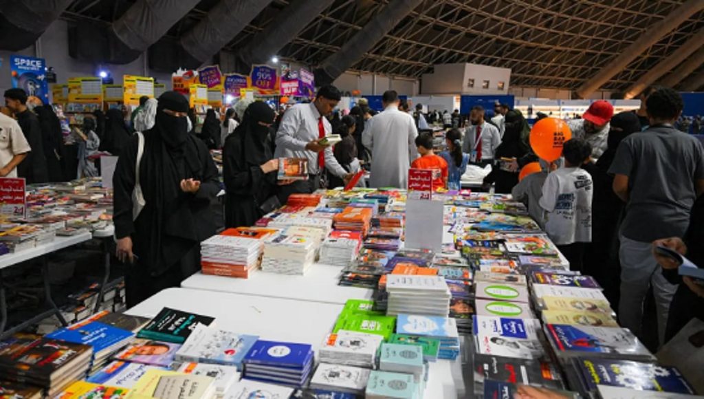 منطقة الكتب المخفضة توسّع خيارات الوصول للكتاب في معرض جدة للكتاب 2025 ajel2F2025 12 132Fwhl0kbgj2FCapture