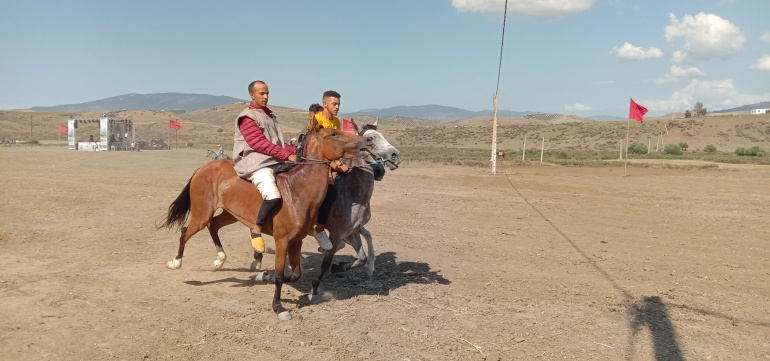 "ماطا".. عروس يطاردها فرسان قبائل "جبالة" المغربية منذ قرون 3 / فرسان يتدربون قبل انطلاق المنافسة