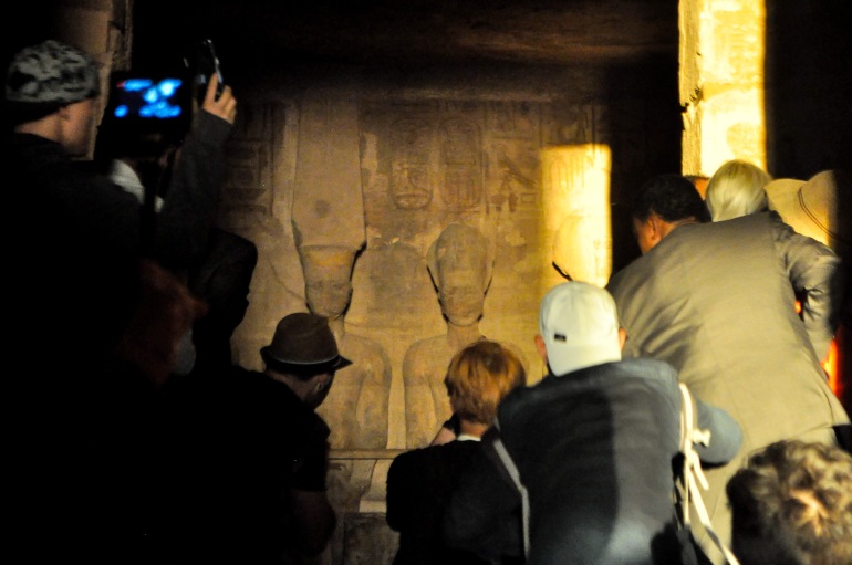 من "فرعون موسى"؟ ولماذا لا يبحث المصريون عن هويته؟ 3 Sun 'rises' on Ramesses II statue in Egypt