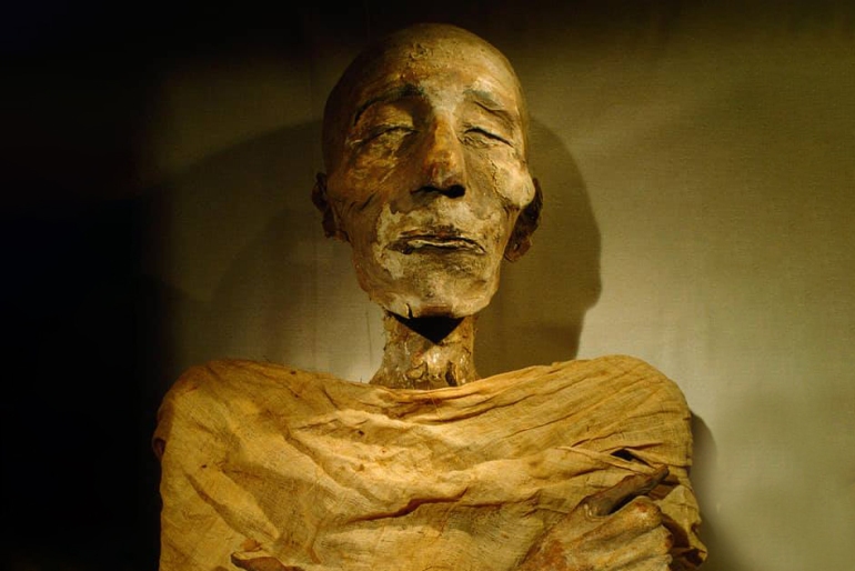 من "فرعون موسى"؟ ولماذا لا يبحث المصريون عن هويته؟ 9 the Nineteenth Dynasty, (Merenptah) is the son of the king (Ramses II) from his second wife (Isis Nofret), and he ruled between (1212 - 1202 BC), and during his reign he carried out several military campaigns, from Among them, he launched a campaign against the Libyans to help them, the Sea Peoples, invade Egypt from the West and defeated them. ©Historia En Árabe - Nasser Saad