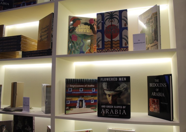 معرض الدوحة للكتاب يحتفي بتاريخ الثقافة السعودية ويرصد آدابها وفنونها وتراثها 3 الجناح السعودي يضم باقة متنوعة من الإصدرات باللغة العربية والإنجليزية عن تراث وآثار المملكة (الجزيرة).jpg