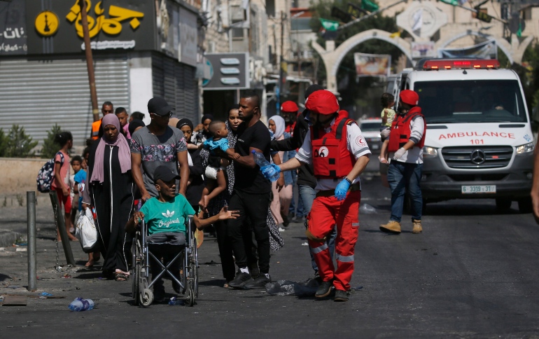 بعد تهجير الاحتلال الآلاف من جنين.. مطالب فلسطينية بتدخل دولي لحماية المدنيين وتحذير من "حرب إبادة" 1 epa10725220 Members of Palestine Red Crescent Society (PRCS) help refugees to evacuate Jenin Camp to a safe place during the second day of an Israeli military operation in the camp of Jenin, West Bank, 04 July 2023. The Israeli army stated on 03 July that they launched a large-scale operation in Jenin. According to the Palestinian Health Ministry, at least ten people were killed and dozens of others wounded in the raid, adding that the death toll was likely to rise. EPA-EFE/ALAA BADARNEH
