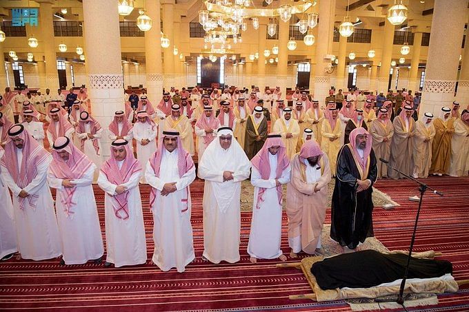 نائب أمير الرياض يؤدي صلاة الميت على الأميرة حصة بنت عبدالله آل سعود 1 F1KntgFXwAE Eds