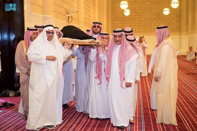 نائب أمير الرياض يؤدي صلاة الميت على الأميرة حصة بنت عبدالله آل سعود 2 F1KnwEdXsAMH7yP