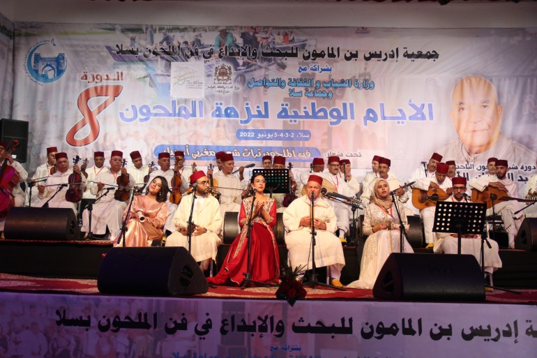 الملحون المغربي تراث عالمي.. إبداع أصيل تضامن شعراؤه مع فلسطين 1 المغرب/ سلا/ سناء القويطي/ الفرقة الموسيقية الوطنية تؤدي أناشيد الملحون على مسرح البلدية بسلا المغربية المصدر: الجزيرة