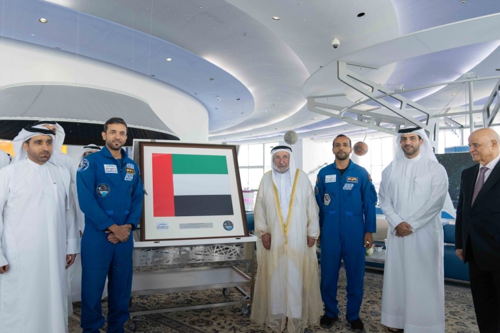 حاكم الشارقة يلتقي رائدي الفضاء سلطان النيادي وهزاع المنصوري وفريق «طموح زايد 2» 1701391814 image