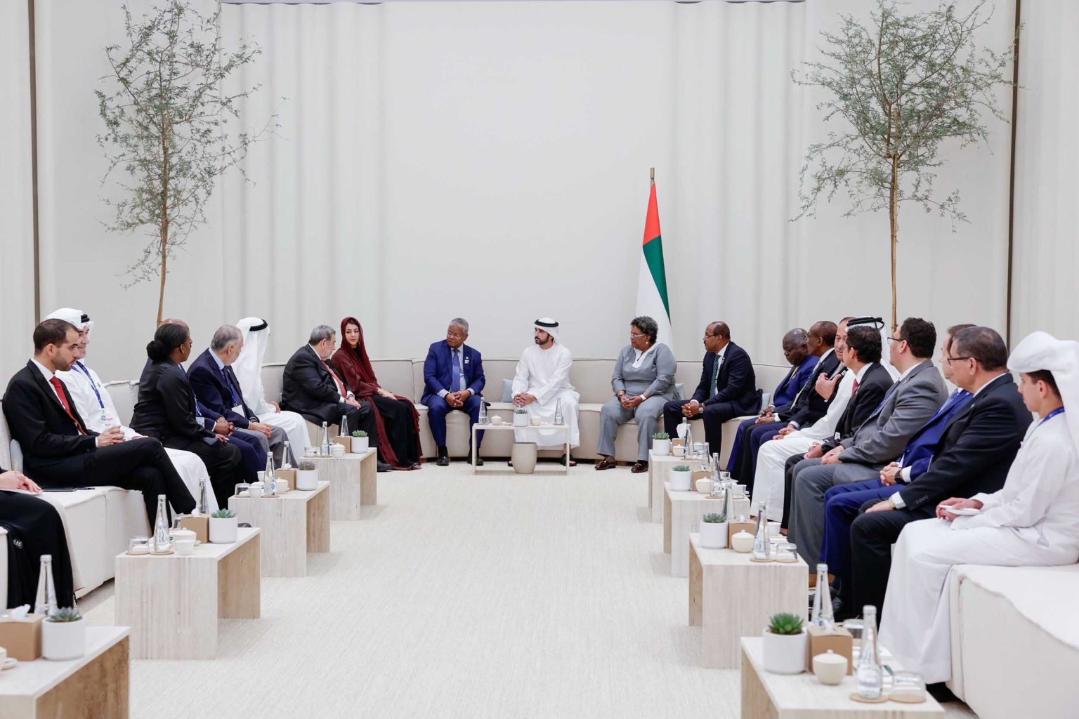 حمدان بن محمد يلتقي رئيس سيشل وعدداً من قادة ورؤساء حكومات وممثلي «مجموعة الدول الجزرية الصغيرة النامية» 1701548463 image