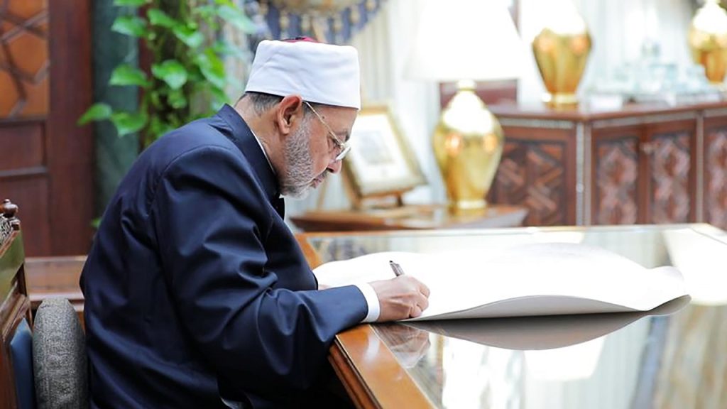 البابا فرنسيس وشيخ الأزهر يوقعان إعلاناً لدعم العمل المناخي العاجل خلال “COP28” 1701604986 image