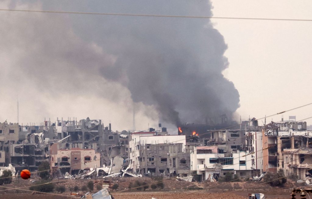 معارك طاحنة في غزة واستهداف نازحين 1702678044 image