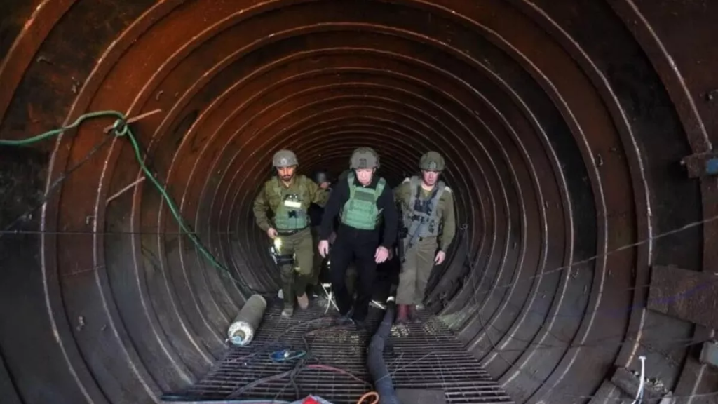 إسرائيل تكتشف أكبر نفق لحماس قرب حدودها مع غزة 1702831256 image