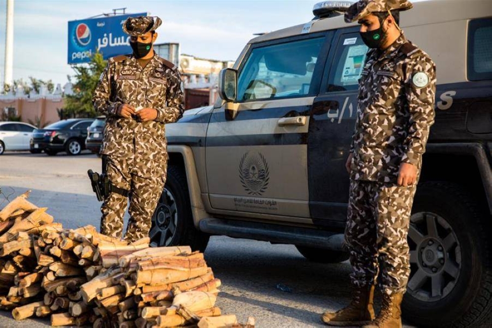 ضبط موقع مخالف لنظام البيئة بالمدينة المنورة استخدم لتخزين الحطب المحلي 2184395