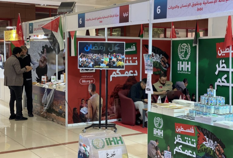 غزة عنوان الفعاليات.. ناشرون عرب في المعرض الدولي الثامن للكتاب بإسطنبول 1 التطورات في قطاع غزة تشكل العنوان الأبرز لأحداث وفعاليات المعرض الدولي الثامن للكتاب العربي في مدينة إسطنبول التركية، والذي يشهد مشاركة مكثفة من عدة دول عربية. ومن اللافت في معرض العام الجاري مشاركة دور نشر عربية للمرة الأولى، وأخرى لأكثر من مرة نظرا للاهتمام الكبير والإقبال من الزوار. وينظم المعرض من قبل الجمعية الدولية لناشري الكتاب العربي في تركيا، بالتعاون مع اتحاد الناشرين الأتراك، وجمعية الناشرين الأتراك، وبدعم من الغرفة التجارية بإسطنبول، ووزارة الثقافة التركية، وبرعاية إعلامية من وكالة الأناضول. وانتشرت في عدة أماكن داخل المعرض صناديق لجمع التبرعات بإشراف من هيئة الإغاثة والحريات الدولية في تركيا "IHH"، التي تشرف على أعمال الإغاثة. ( Muhammed Yusuf - وكالة الأناضول )