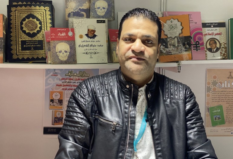 غزة عنوان الفعاليات.. ناشرون عرب في المعرض الدولي الثامن للكتاب بإسطنبول 4 التطورات في قطاع غزة تشكل العنوان الأبرز لأحداث وفعاليات المعرض الدولي الثامن للكتاب العربي في مدينة إسطنبول التركية، والذي يشهد مشاركة مكثفة من عدة دول عربية. ومن اللافت في معرض العام الجاري مشاركة دور نشر عربية للمرة الأولى، وأخرى لأكثر من مرة نظرا للاهتمام الكبير والإقبال من الزوار. وينظم المعرض من قبل الجمعية الدولية لناشري الكتاب العربي في تركيا، بالتعاون مع اتحاد الناشرين الأتراك، وجمعية الناشرين الأتراك، وبدعم من الغرفة التجارية بإسطنبول، ووزارة الثقافة التركية، وبرعاية إعلامية من وكالة الأناضول. وقال أحمد رجب مدير التسويق الخارجي في دار المعارف من مصر للأناضول، إن "هذه أول مرة تشارك دار المعارف بمعرض إسطنبول وواضح أنها تجربة جيدة ونحن سعداء بالوجود ونأمل أن تتكرر مستقبلا". ( Muhammed Yusuf - وكالة الأناضول )