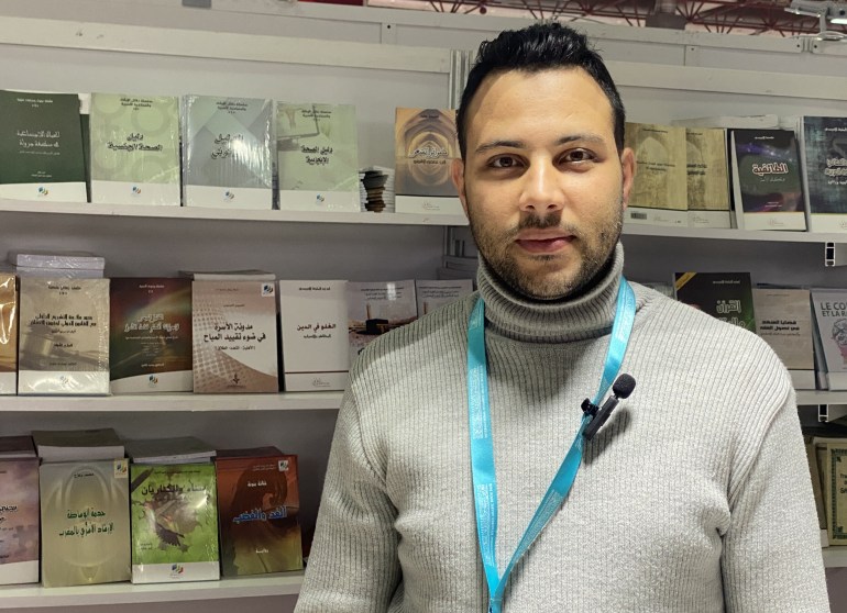 غزة عنوان الفعاليات.. ناشرون عرب في المعرض الدولي الثامن للكتاب بإسطنبول 2 التطورات في قطاع غزة تشكل العنوان الأبرز لأحداث وفعاليات المعرض الدولي الثامن للكتاب العربي في مدينة إسطنبول التركية، والذي يشهد مشاركة مكثفة من عدة دول عربية. ومن اللافت في معرض العام الجاري مشاركة دور نشر عربية للمرة الأولى، وأخرى لأكثر من مرة نظرا للاهتمام الكبير والإقبال من الزوار. وينظم المعرض من قبل الجمعية الدولية لناشري الكتاب العربي في تركيا، بالتعاون مع اتحاد الناشرين الأتراك، وجمعية الناشرين الأتراك، وبدعم من الغرفة التجارية بإسطنبول، ووزارة الثقافة التركية، وبرعاية إعلامية من وكالة الأناضول. مهدي طواسي المدير التنفيذي في مؤسسة الإدريسي الفكرية للأبحاث والدراسات (دار نشر مغربية)، قال إن "هذه أول مرة نشارك في المعرض بتركيا وهذه المشاركة ممتازة من ناحية التنظيم والزوار". ( Muhammed Yusuf - وكالة الأناضول )