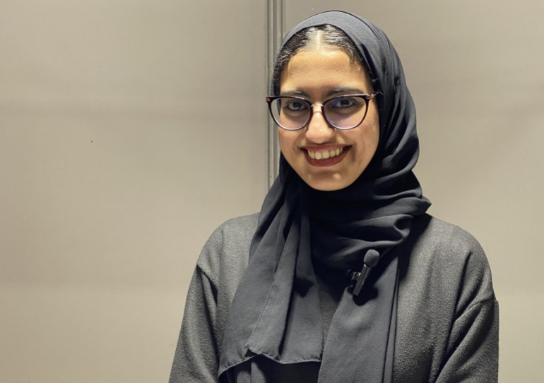 غزة عنوان الفعاليات.. ناشرون عرب في المعرض الدولي الثامن للكتاب بإسطنبول 3 التطورات في قطاع غزة تشكل العنوان الأبرز لأحداث وفعاليات المعرض الدولي الثامن للكتاب العربي في مدينة إسطنبول التركية، والذي يشهد مشاركة مكثفة من عدة دول عربية. ومن اللافت في معرض العام الجاري مشاركة دور نشر عربية للمرة الأولى، وأخرى لأكثر من مرة نظرا للاهتمام الكبير والإقبال من الزوار. وينظم المعرض من قبل الجمعية الدولية لناشري الكتاب العربي في تركيا، بالتعاون مع اتحاد الناشرين الأتراك، وجمعية الناشرين الأتراك، وبدعم من الغرفة التجارية بإسطنبول، ووزارة الثقافة التركية، وبرعاية إعلامية من وكالة الأناضول. وقالت نور من دار الفكر الجديد من الإمارات للأناضول، إن "المشاركة جميلة والأجواء رائعة وهذه هي المشاركة الثالثة لنا وكل سنة نلاحظ إقبال القراء ويدهشوننا بإقبالهم الجميل الكثيف على الدار وعلى الكتب العربية، ومتشوقون كل عام للمشاركة في المعرض". ( Muhammed Yusuf - وكالة الأناضول )