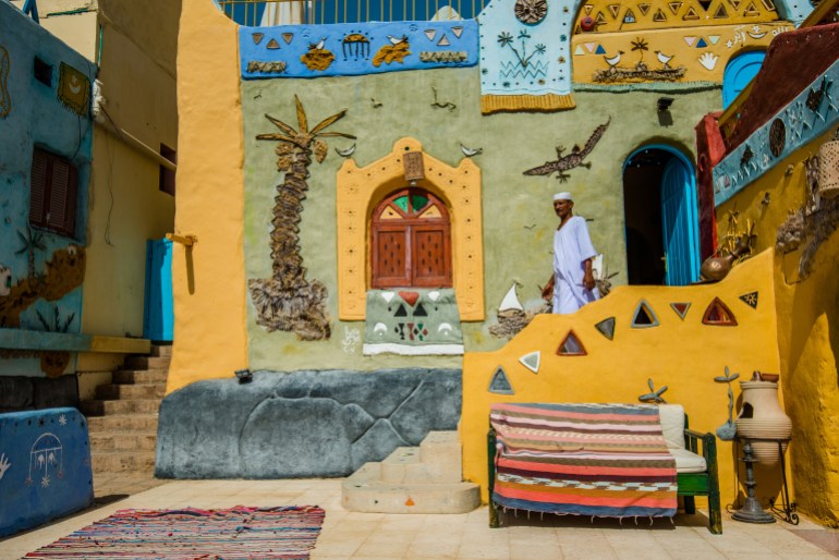 ليست فرعونية فقط.. أسوان المصرية في التاريخين القبطي والإسلامي 2 A man in front of the house, Aswan, South Egypt, August 2015