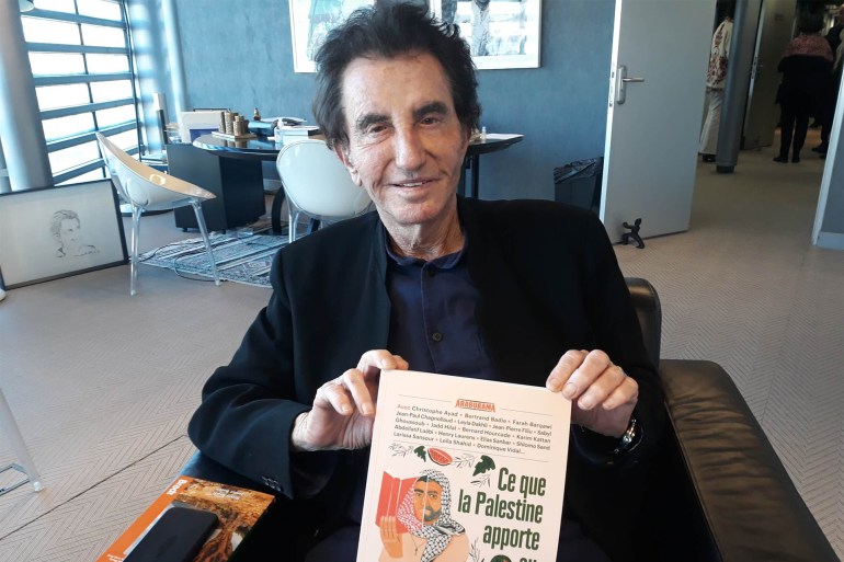 "ما تقدمه فلسطين للعالم".. معرض لآمال وآلام شعبها في باريس 6 جاك لانغ رئيس معهد العالم العربي بباريس مع كتاب ما ستقدمه فلسطين للعالم