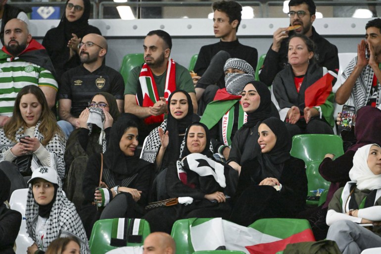 الجسد بالدوحة والروح في غزة.. هكذا لبى الفلسطينيون نداء "الفدائي" بكأس آسيا 3 الجماهير الفلسطينية ساندت بلادها وقضيتها من مدرجات استاد المدينة التعليمية (الجزيرة)