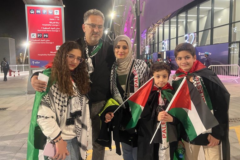 الجسد بالدوحة والروح في غزة.. هكذا لبى الفلسطينيون نداء "الفدائي" بكأس آسيا 1 خليفة حرص على اصطحاب عائلته لتشجيع فلسطين ودعم قطاع غزة (الجزيرة)
