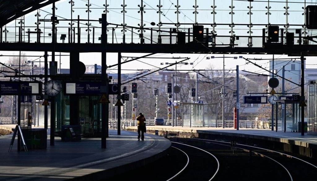 شلل في المانيا بسبب اضراب العاملين في السكك الحديد والمزارعين 1704895861 image