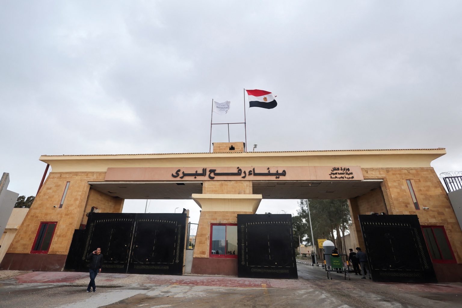 مصر تنفي تحصيل رسوم إضافية على المسافرين في معبر رفح 1704915665 image