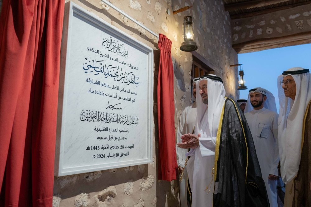 حاكم الشارقة يدشن مشروع إحياء بلدة الحيرة القديمة ويشهد عرض مسرحية “مجلس الحيرة” 1704918900 image
