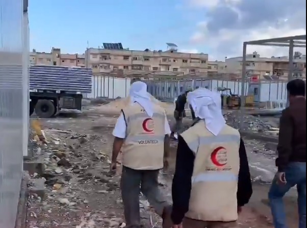 ضمن “الفارس الشهم 2”.. الهلال الأحمر يشرف على إنشاء 1000 وحدة سكنية سبعة مواقع بسوريا 1705497041 image