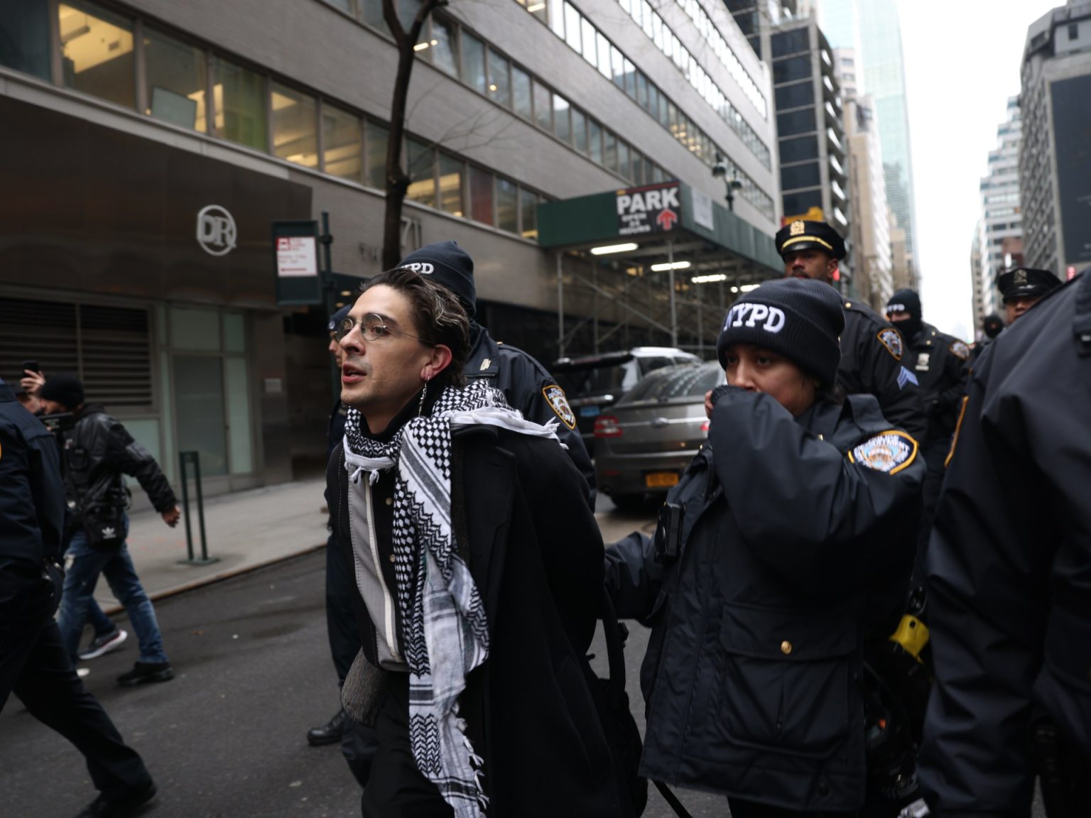 شرطة نيويورك توقف متظاهرين نددوا بالحرب على غزة 33541607 1706351263