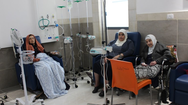 مرضى السرطان والكلى.. طريق العلاج في القدس طويلة أو مستحيلة 1 1-سيدتان يتلقين جلسات العلاج الكيميائي ضد سرطان الثدي في مستشفى المطلع بالقدس (الجزيرة نت)