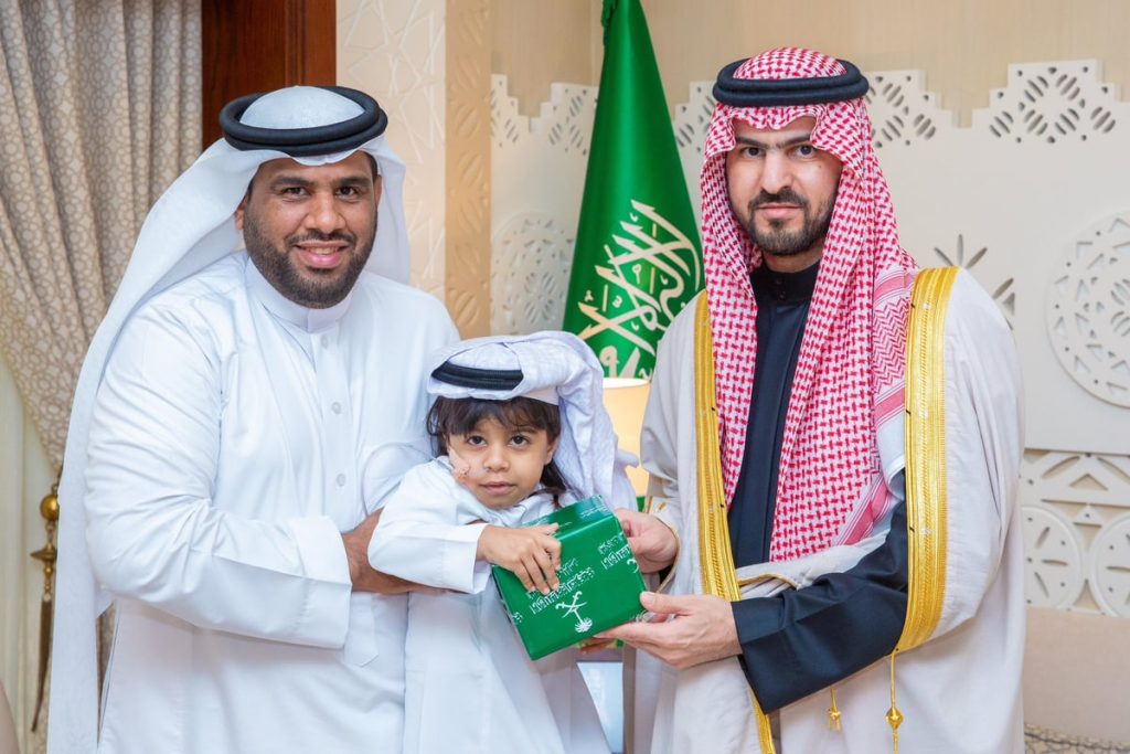 رغم عدم وجود صلة قرابة.. تكريم مواطن تبرع بكليتيه لإنهاء معاناة طفل بالشرقية GErwWWNWsAEEavy