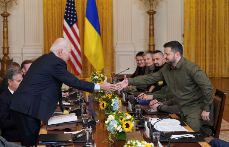 ملفا الهجرة وأوكرانيا يفاقمان خلاف بايدن والجمهوريين 1 U.S. President Joe Biden and Ukraine President Volodymyr Zelenskiy shake hands across the table during a meeting in the East Room of the White House in Washington, U.S. September 21, 2023. REUTERS/Kevin Lamarque