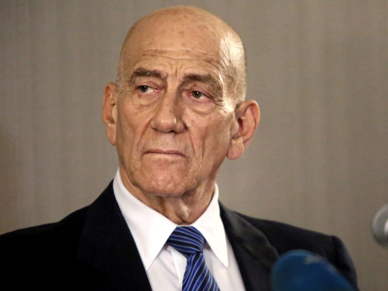 أولمرت يدعو لوقف الحرب “فورا” وإعادة المحتجزين Reuters 42 1706383883