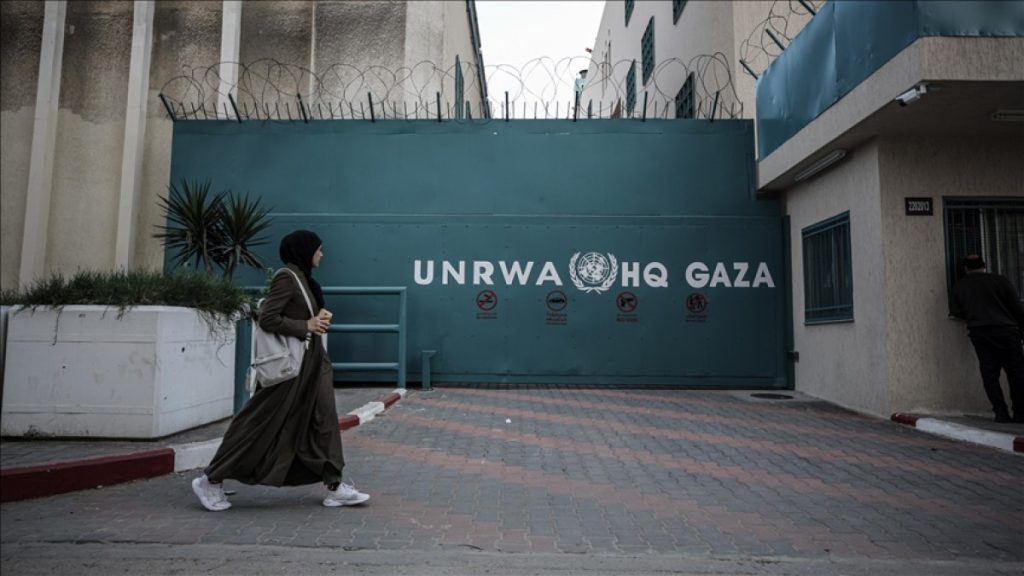ازدواجية بالمعايير.. مغردون يهاجمون تعليق دول غربية دعمها للأونروا UNRWA GAZA