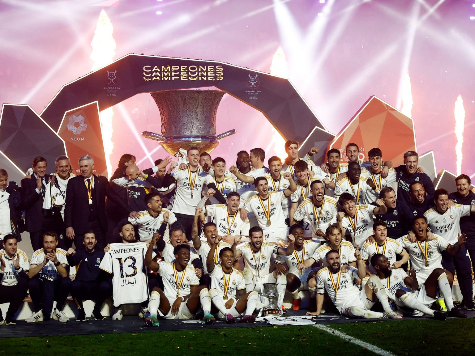 فينيسيوس بطل المباراة.. ريال مدريد يكتسح برشلونة ويتوج بكأس السوبر الإسباني UP1EK1E1NGU6Z 1705268384