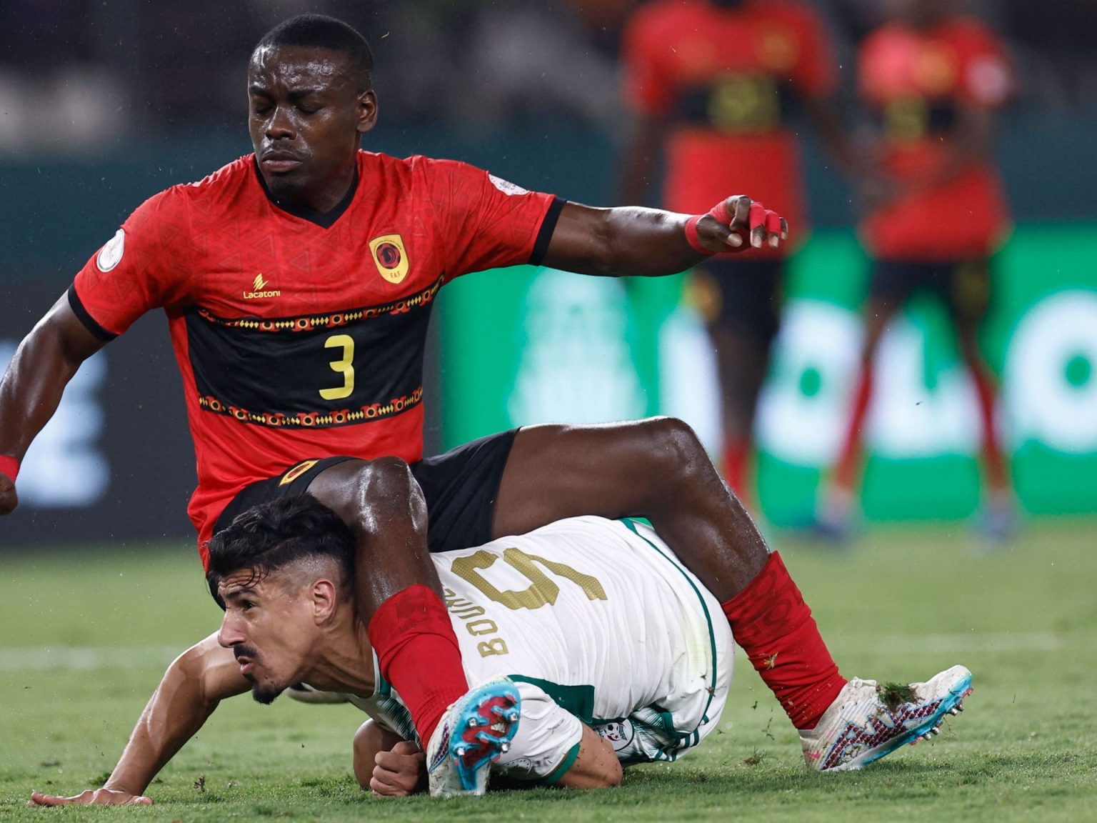 شاهد.. المفاجآت تتوالى في كأس أفريقيا بتعادل محبط للجزائر مع أنغولا doc 34f738t 1705355219