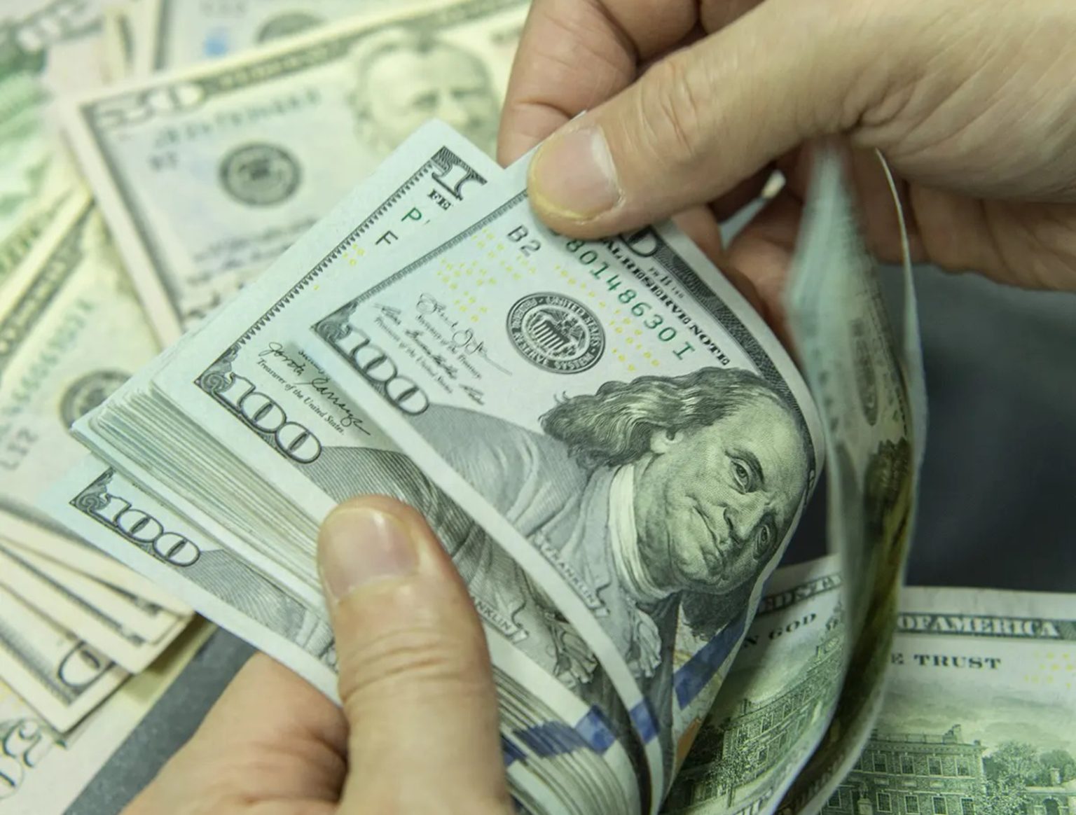 العراق يمنع 8 بنوك محلية من التعامل بالدولار 1707070838 image