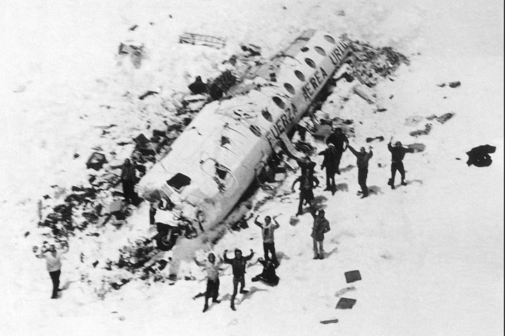 تفاصيل مروعة…ناج من تحطم طائرة يكشف أكل لحوم البشر لم يكن أسوأ ما رأيت 1707119615 image