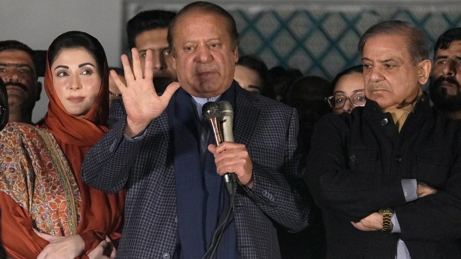 رئيس الوزراء الباكستاني السابق نواز شريف يعلن فوزه بالانتخابات العامة 1707496421 image