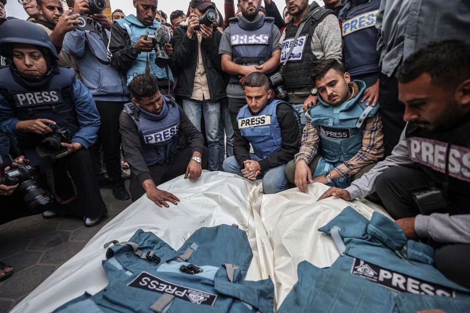 معظمهم في غزة.. مقتل 99 صحفياً في العالم خلال 2023 1708030894 image