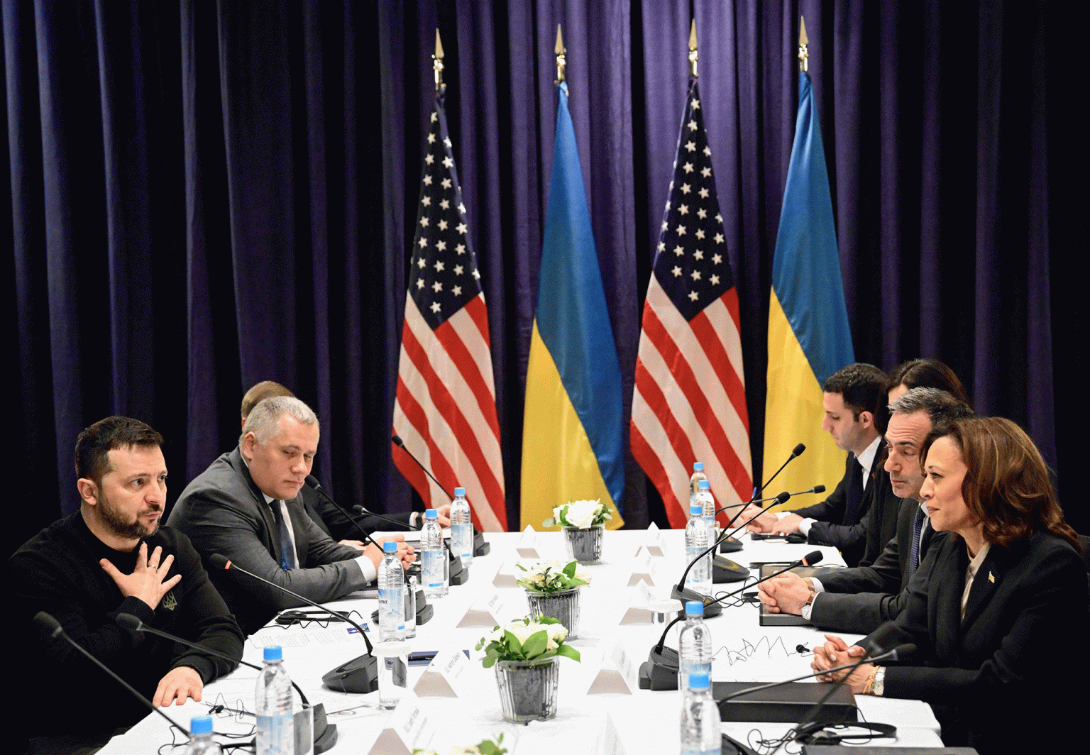 زيلينسكي تحدث الى بايدن وواثق ب”قرار حكيم” للكونغرس 1708200826 image