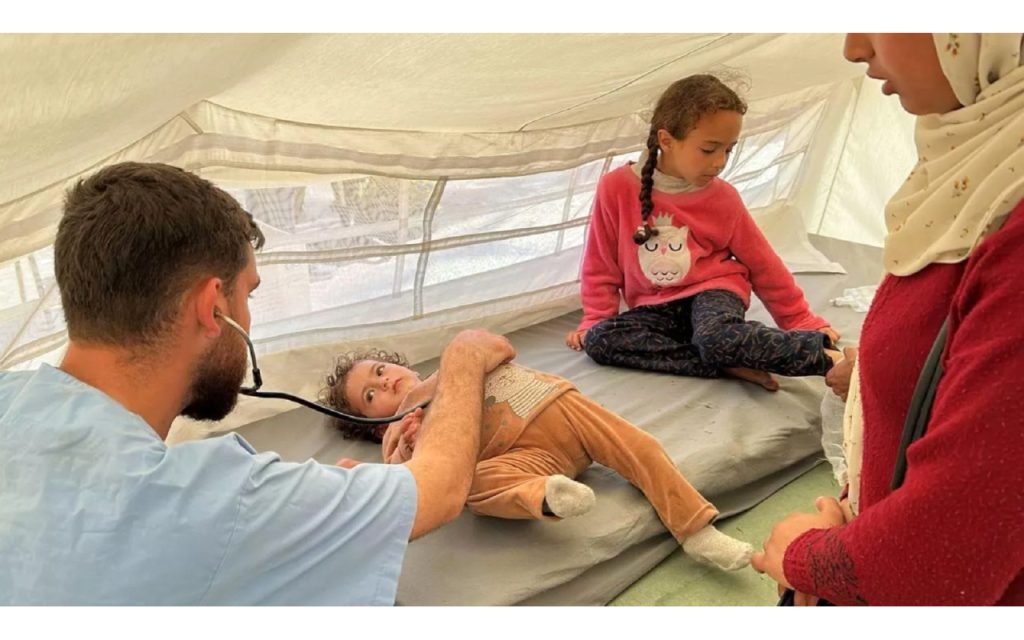 طبيب يحول خيمته إلى عيادة طبية مجانية في رفح 1708391817 image