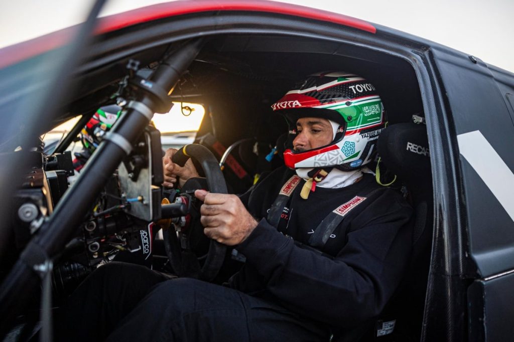 بالصور.. العالمي يزيد الراجحي يستعد للمشاركة في أولى جولات كأس العالم للراليات الباها في حائل 801