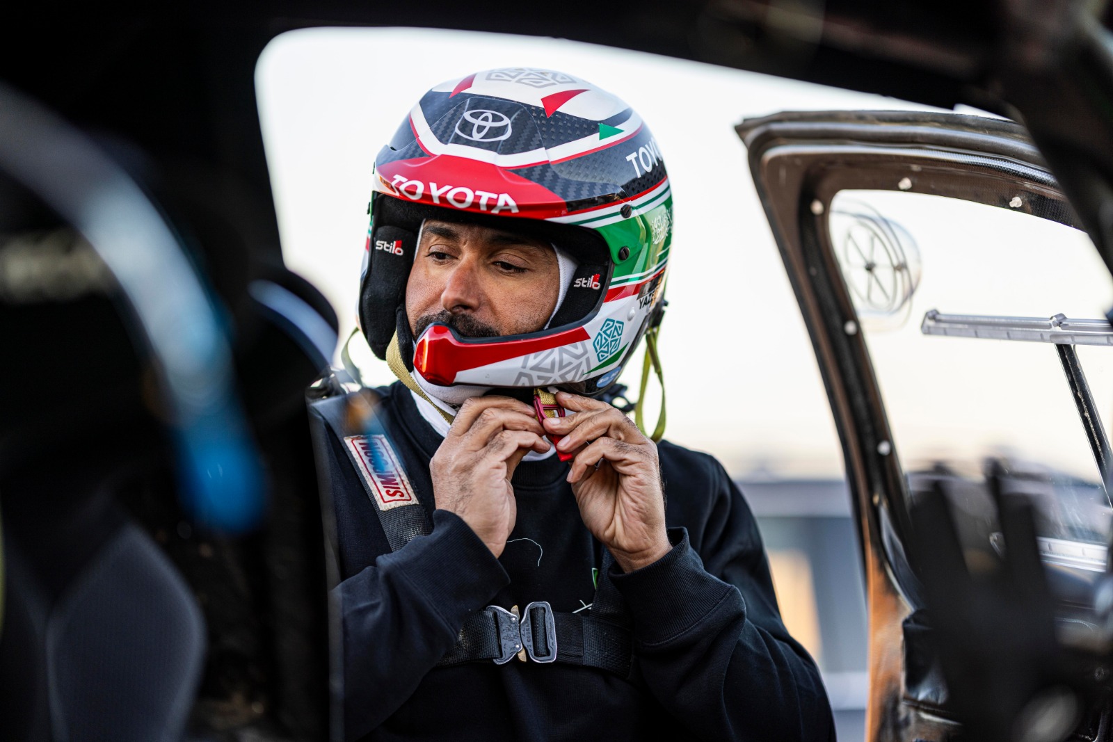 بالصور.. العالمي يزيد الراجحي يستعد للمشاركة في أولى جولات كأس العالم للراليات الباها في حائل 5 807