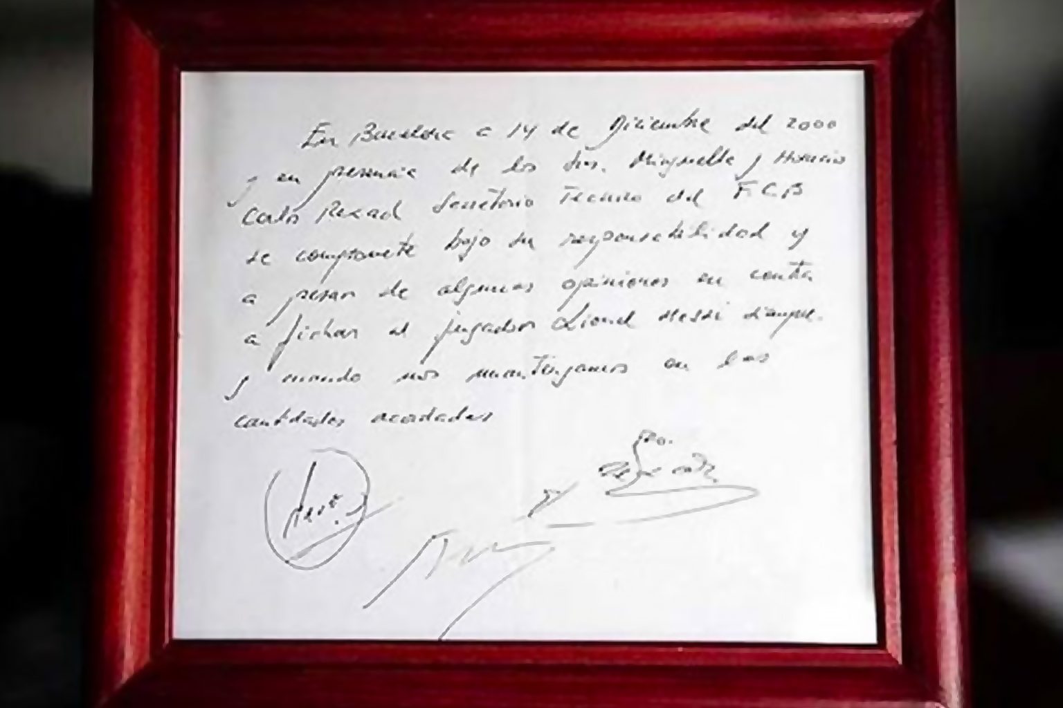 منديل وقع عليه أول عقد لميسي مع برشلونة يعرض بالمزاد العلني 9078kjhk 1706816748